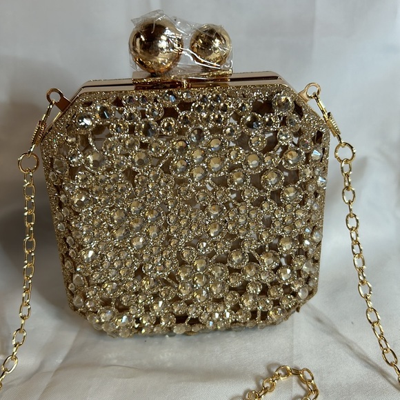 Gold Textured/Faceted Snap Close Clutch. Crossbody Chain. NWOT - Picture 2 of 8